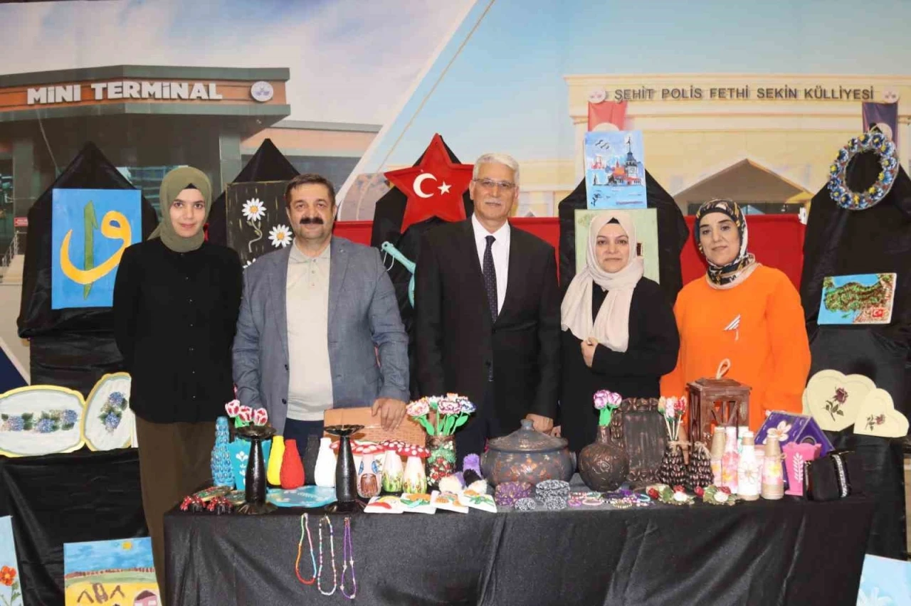 Elazığ’da kursiyerlerin el emekleri görücüye çıktı
