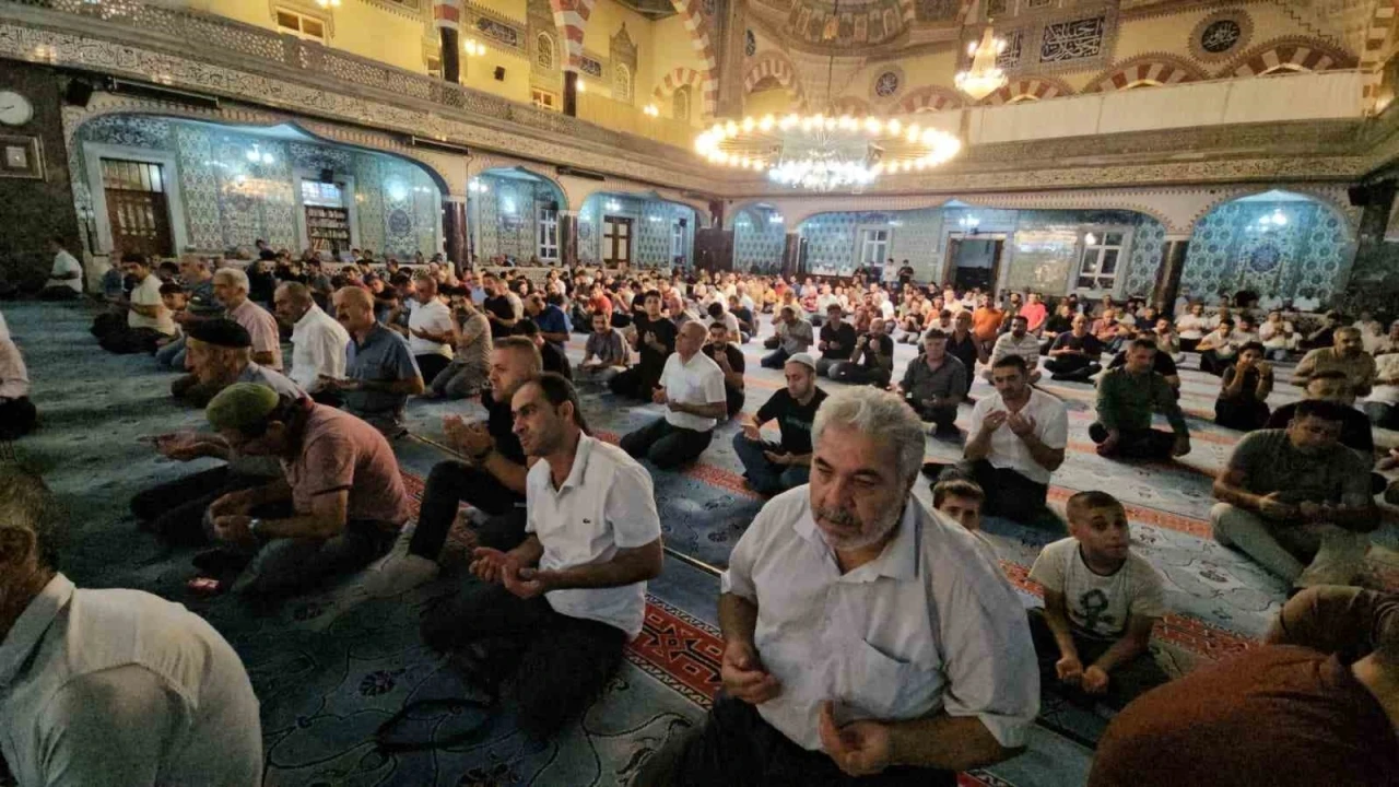 Elazığ’da Mevlid Kandili’nde camiler doldu
