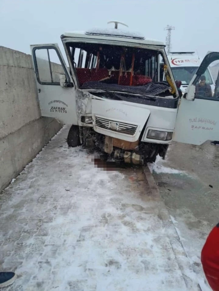 Elazığ’da minibüs istinat duvarına çarptı: 9 yaralı
