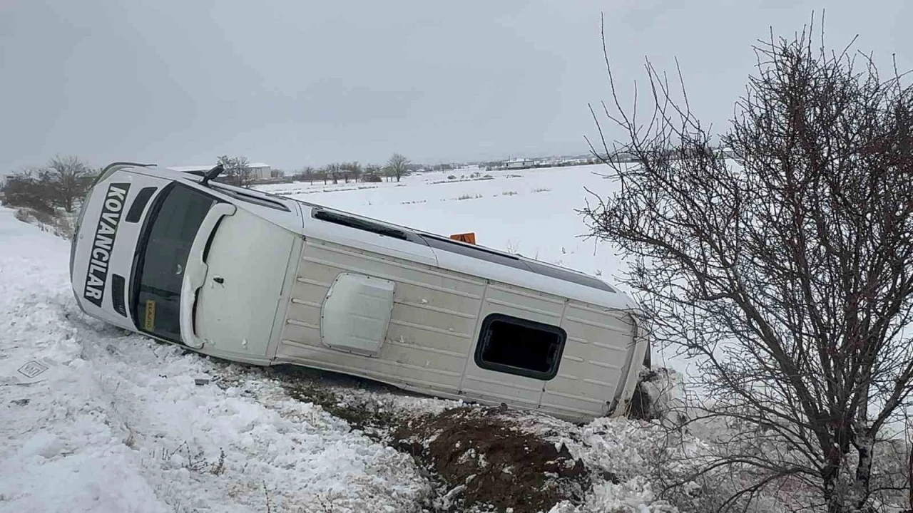 Elazığ&rsquo;da minib&uuml;s şarampole devrildi: 9 yaralı
