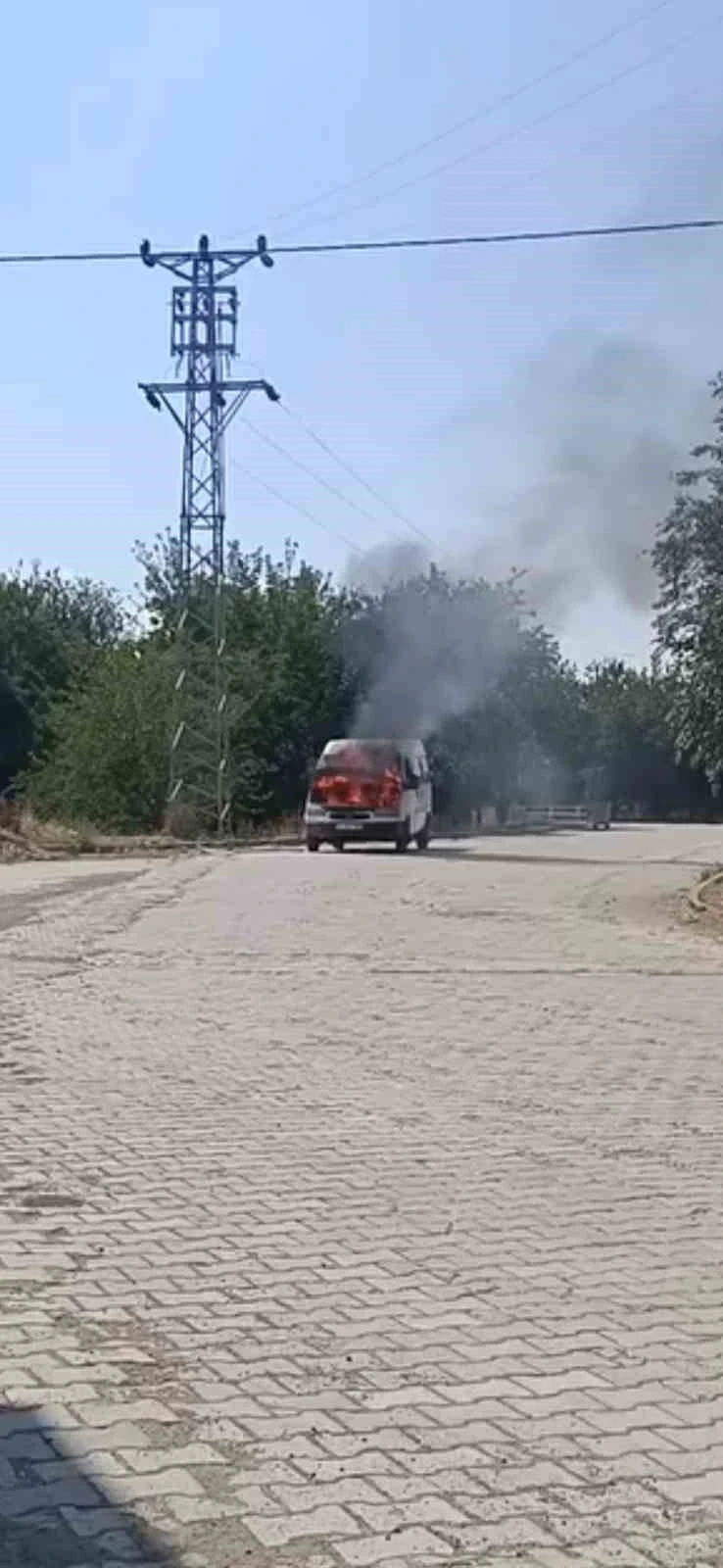 Elazığ&rsquo;da minib&uuml;s yangını
