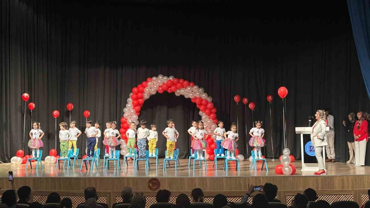 Elazığ’da miniklerin 23 Nisan gösteri alkış aldı
