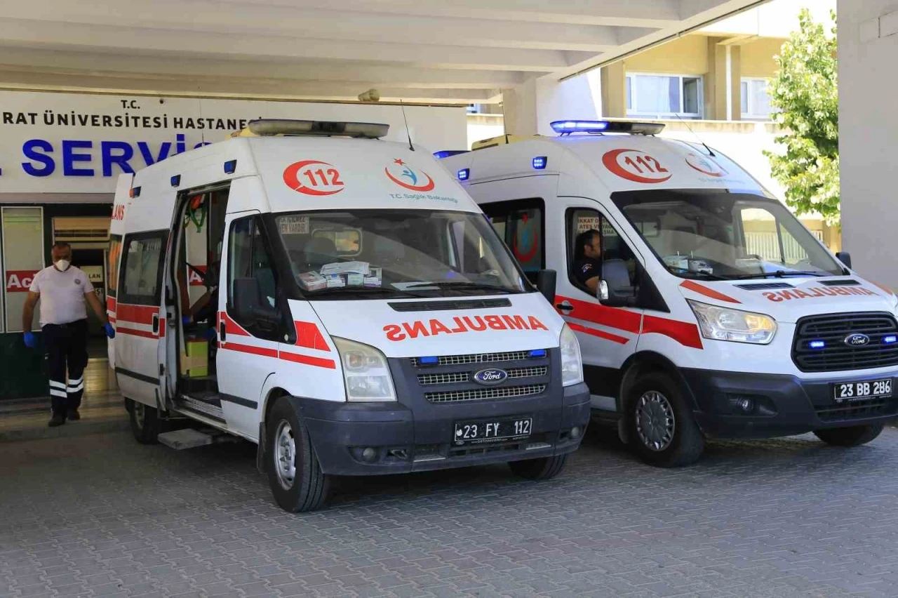 Elazığ’da motosiklet istinat duvarına çaptı: 2 yaralı
