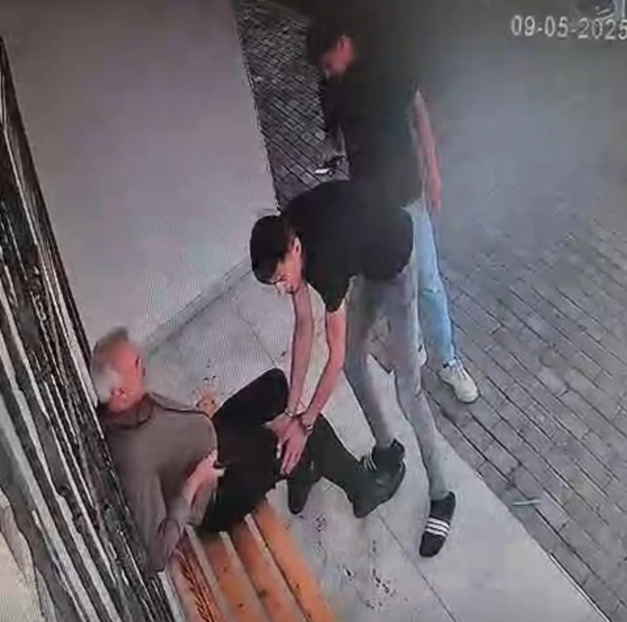 Elazığ’da muhtara silahlı saldırı anı kamerada
