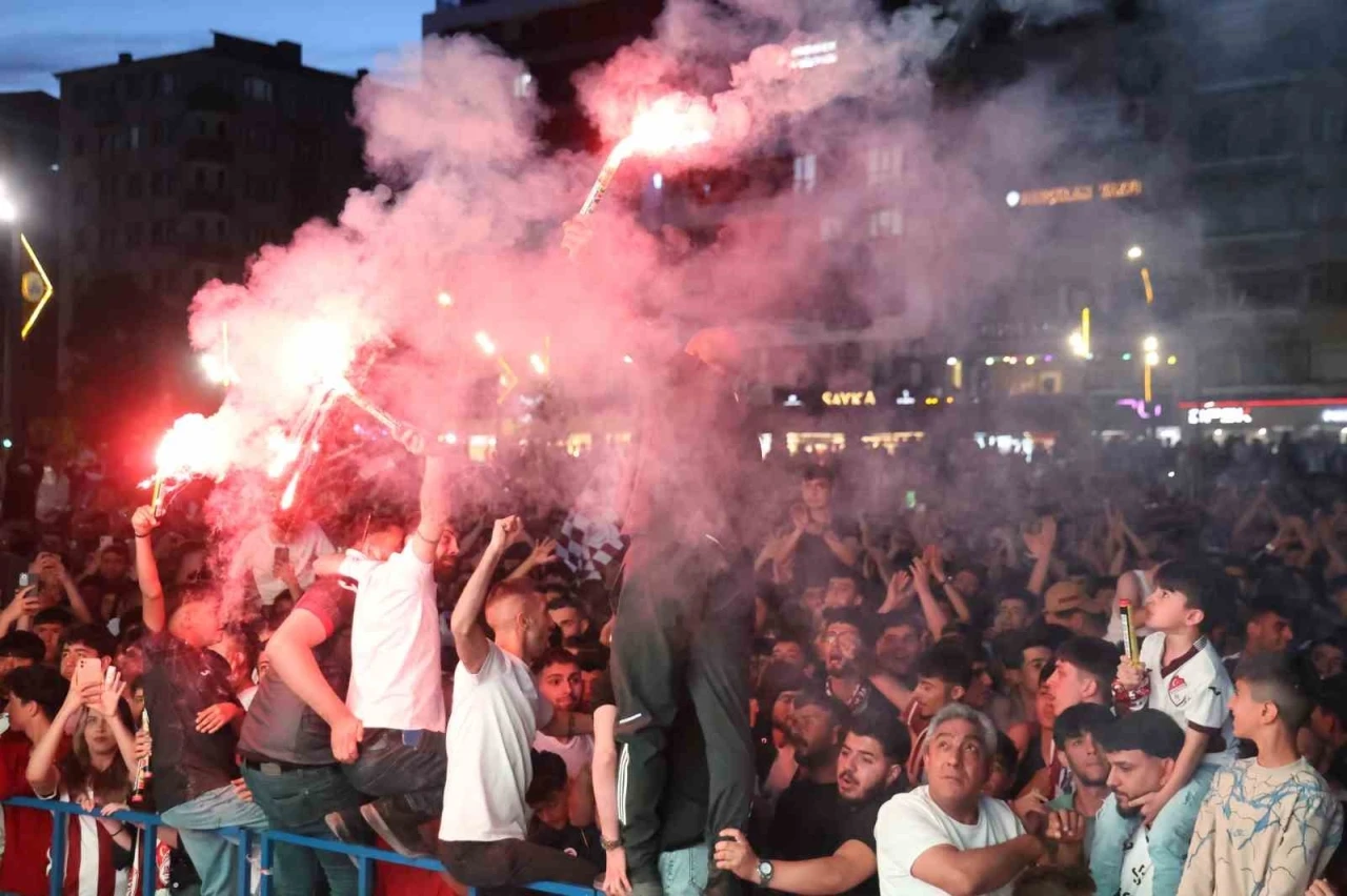 Elazığ’da nefesler tutuldu: Taraftarlar Elazığspor maçı için dev ekran başına geçti
