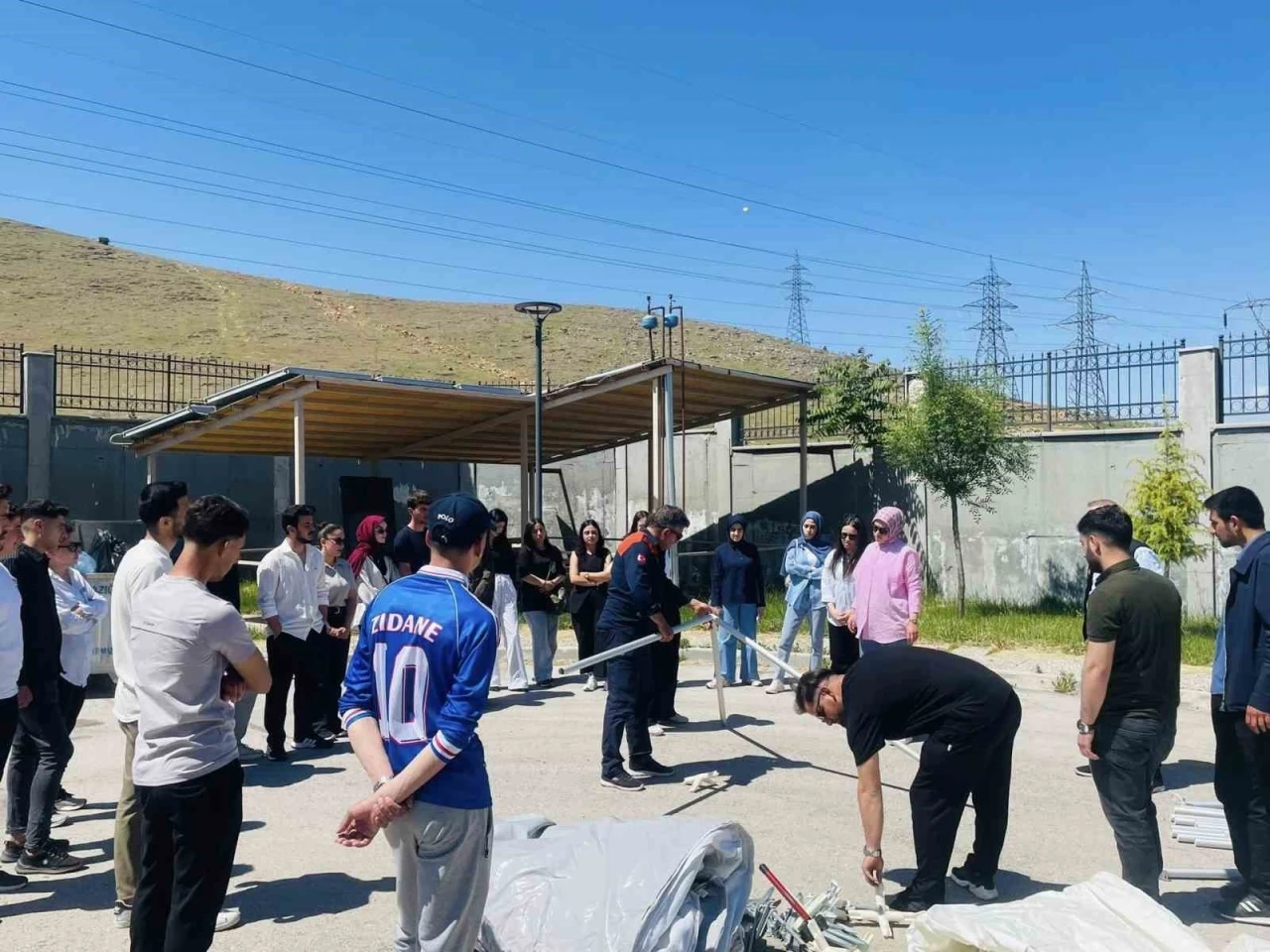 Elazığ&rsquo;da &ouml;ğrencilere &ccedil;adır kurma ve yangın eğitimi
