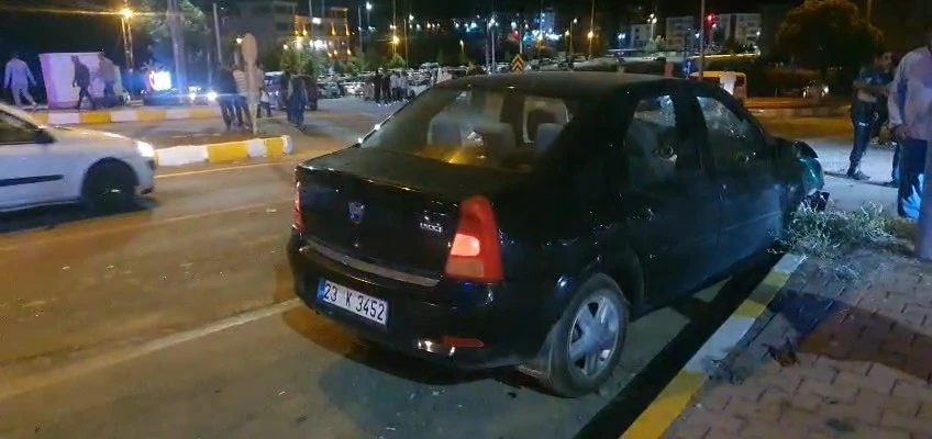 Elazığ’da otomobil ile motosiklet çarpıştı: 2 yaralı
