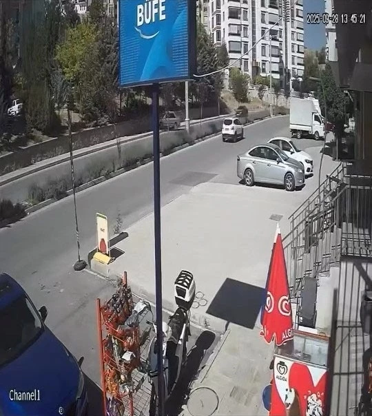 Elazığ’da otomobil istinat duvarına çarptı: 2 yaralı
