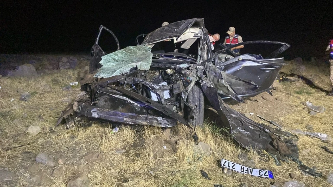 Elazığ’da otomobil şarampole devrildi: 2 ölü, 3 yaralı
