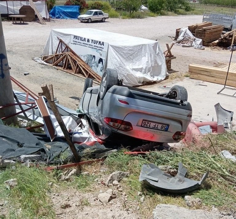 Elazığ’da otomobil şarampole devrildi: 2 yaralı
