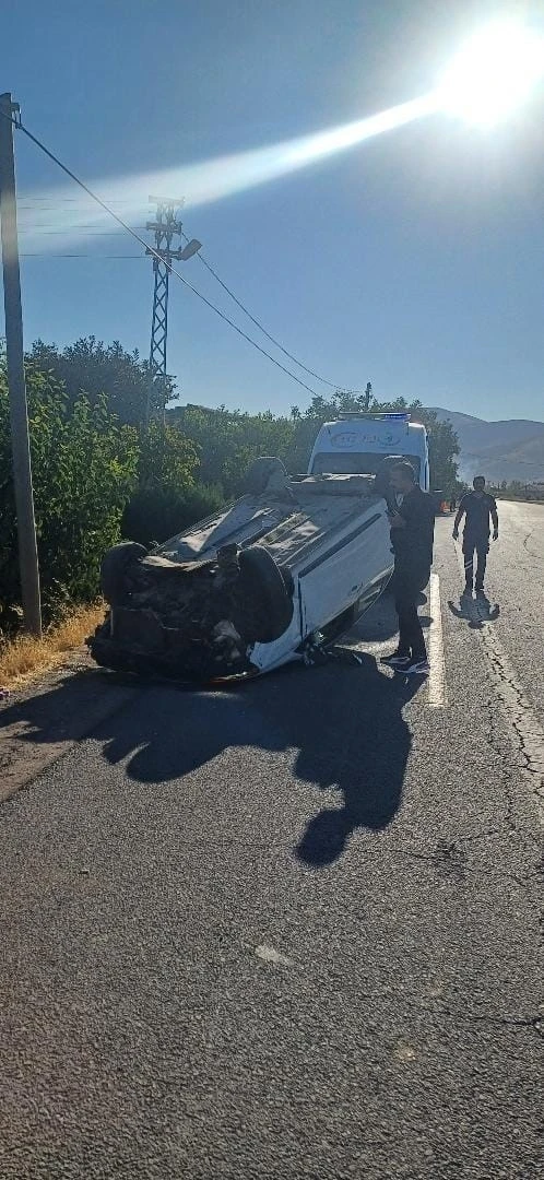 Elazığ’da otomobil takla attı: 3 yaralı
