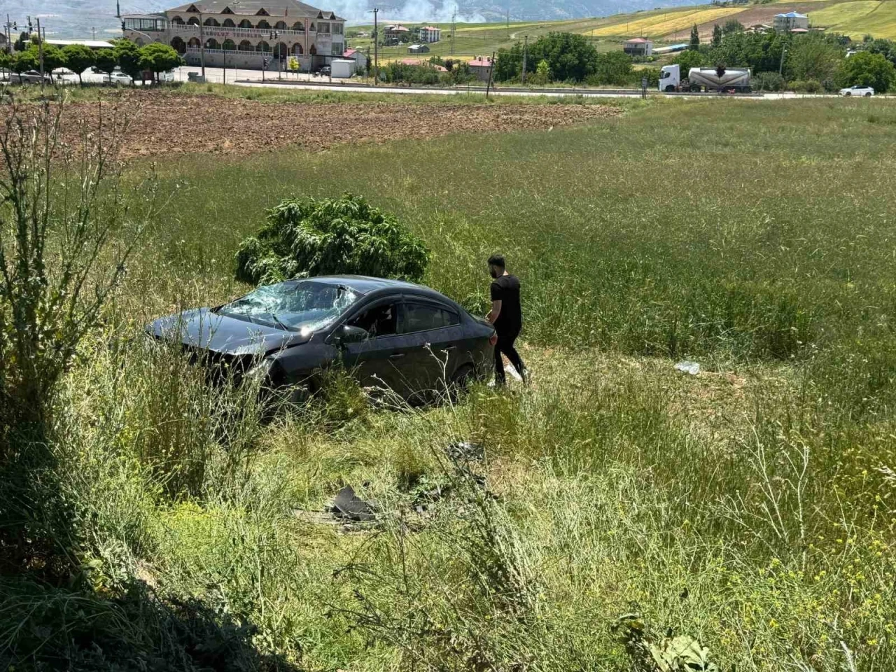 Elazığ&rsquo;da otomobil tarlaya u&ccedil;tu: 3 yaralı
