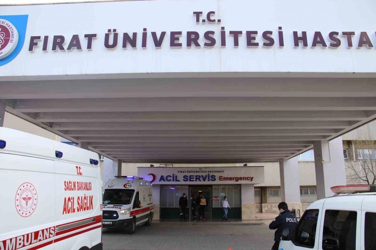 Elazığ&rsquo;da otomobilin &ccedil;arptığı motosiklet s&uuml;r&uuml;c&uuml;s&uuml; hayatını kaybetti
