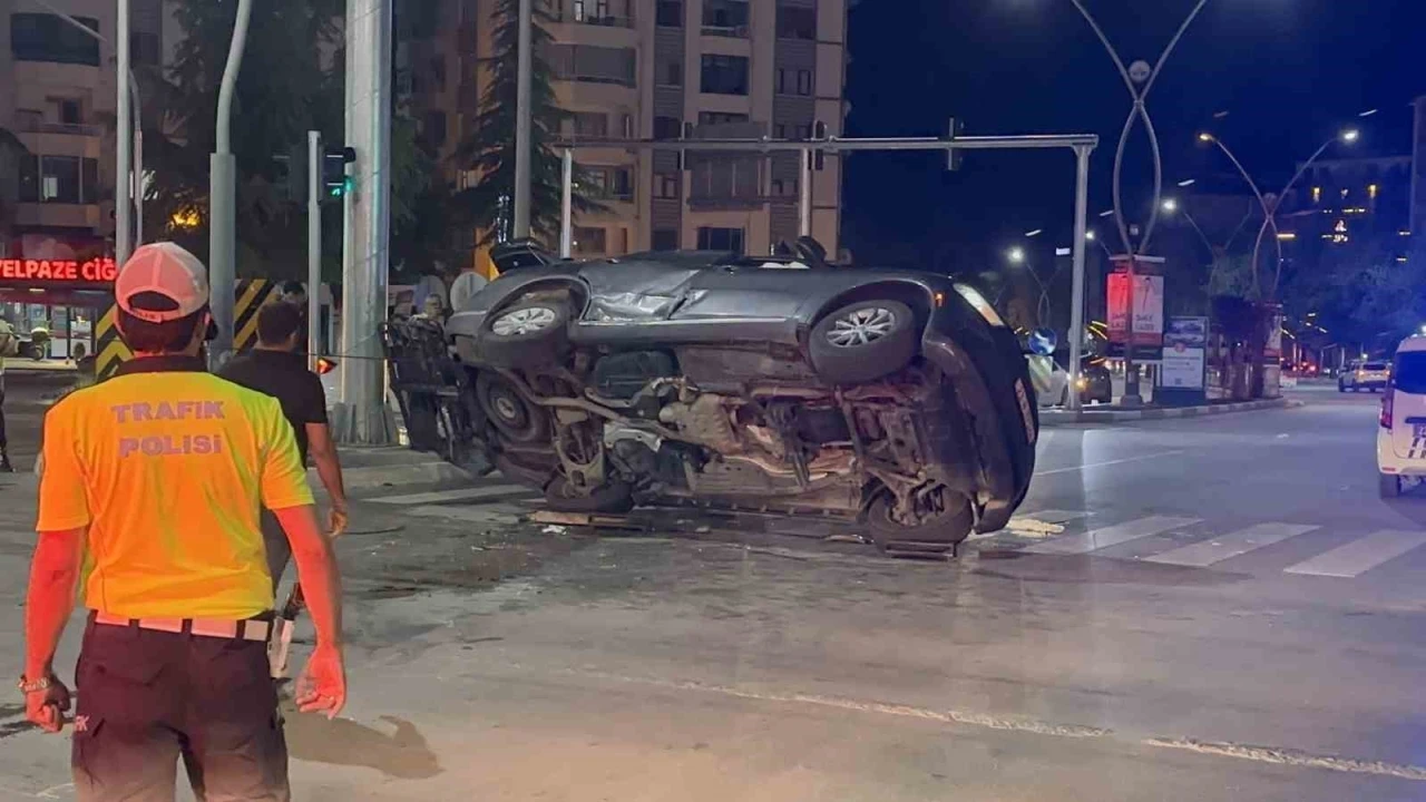 Elazığ&rsquo;da otomobille &ccedil;arpışan  ara&ccedil; yan yattı: 11 yaralı
