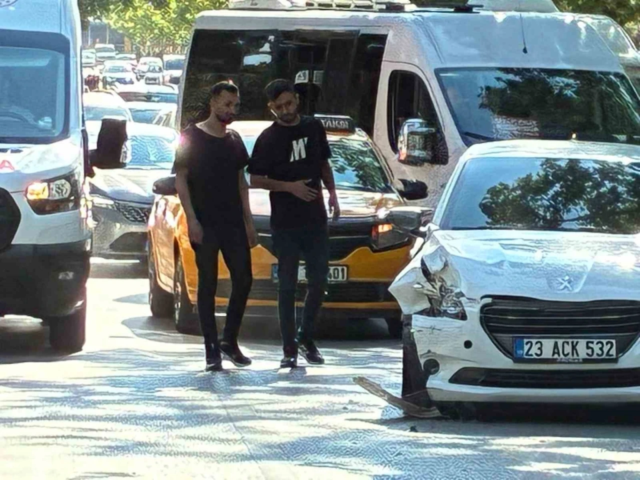 Elazığ&rsquo;da otomobiller &ccedil;arpıştı: 2 yaralı
