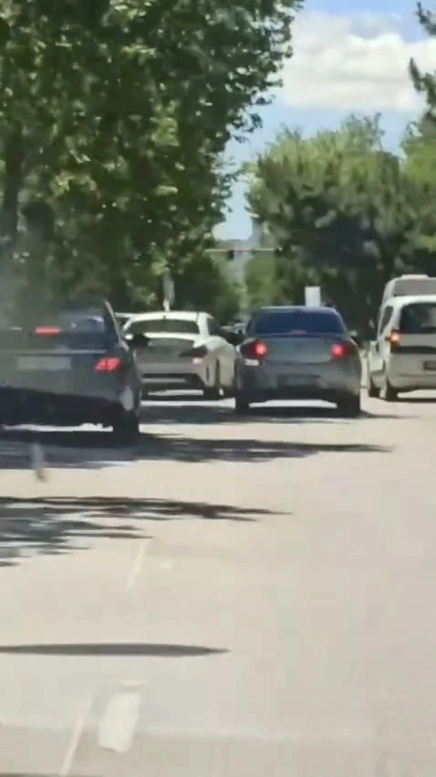 Elazığ&rsquo;da peş peşe makas atan s&uuml;r&uuml;c&uuml; kameraya yansıdı
