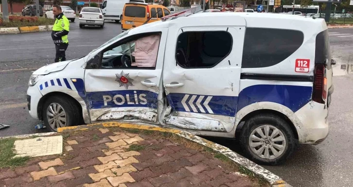 Elazığ&rsquo;da polis aracı ile otomobil &ccedil;arpıştı: 2 polis yaralandı

