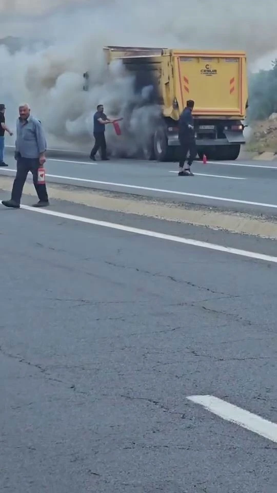 Elazığ’da seyir halindeki kamyon alev aldı
