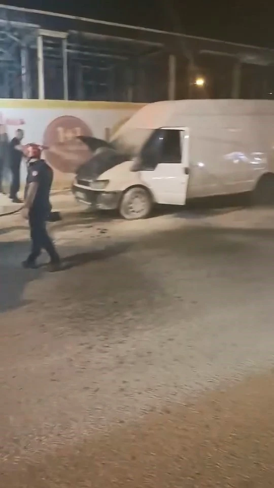 Elazığ&rsquo;da seyir halindeki minib&uuml;ste yangın
