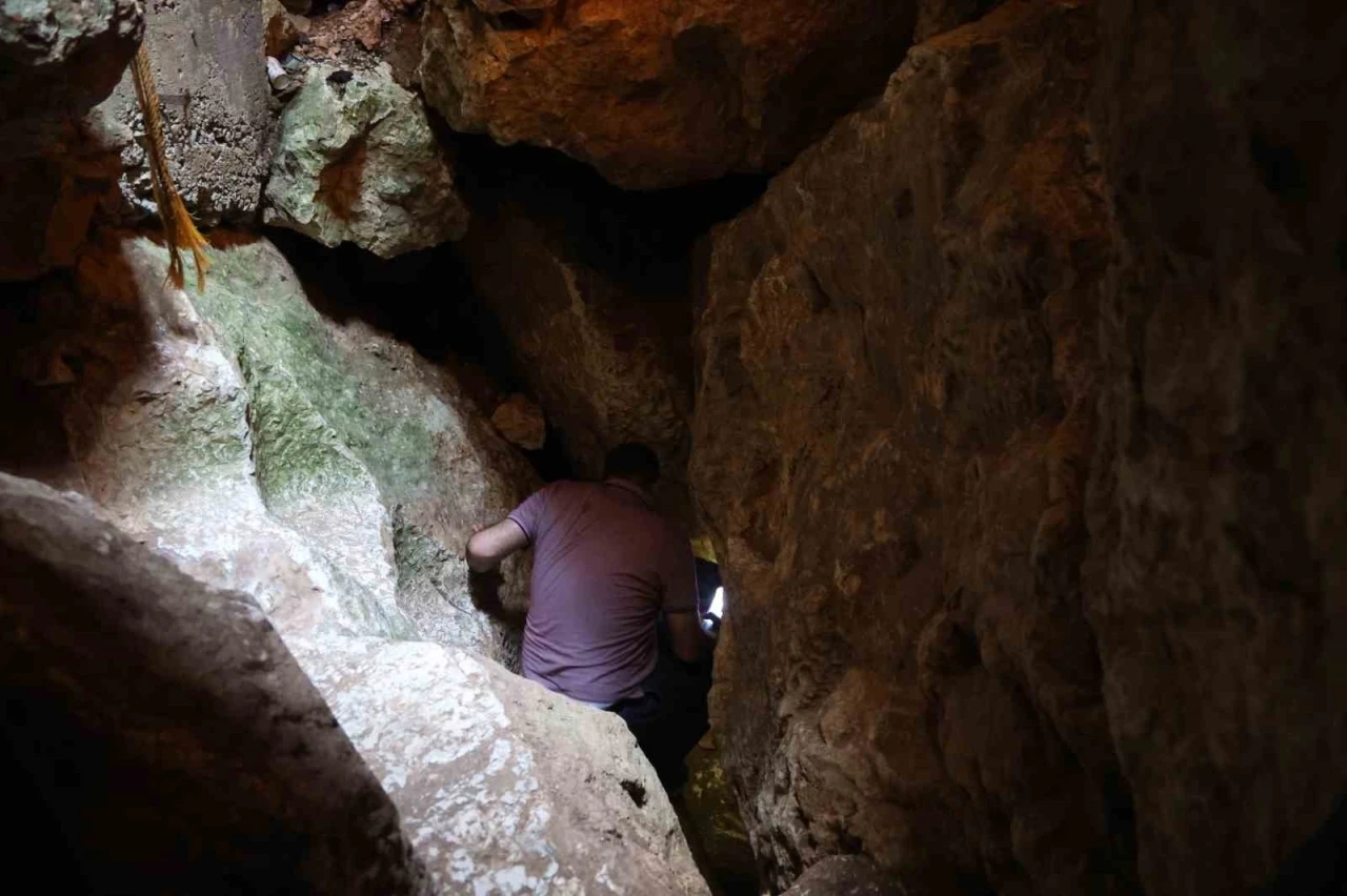 Elazığ’da sıcaktan bunalanlar ‘Buzluk Mağarasına’ akın etti

