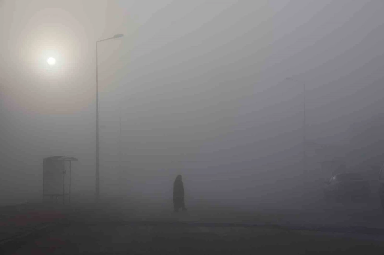 Elazığ&rsquo;da sis g&ouml;r&uuml;ş mesafesini 5 metreye d&uuml;ş&uuml;rd&uuml;
