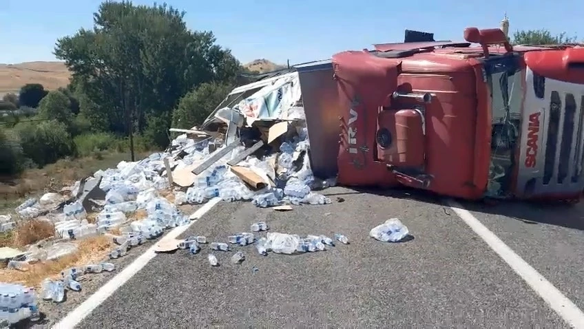 Elazığ&rsquo;da su y&uuml;kl&uuml; tır yan yattı: 1 yaralı
