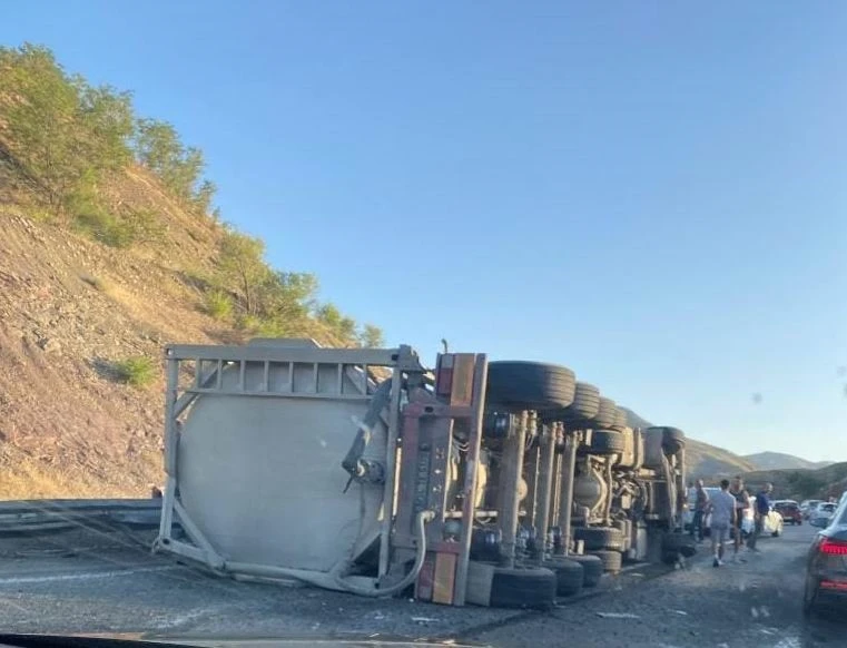 Elazığ’da tır devrildi: 1 yaralı
