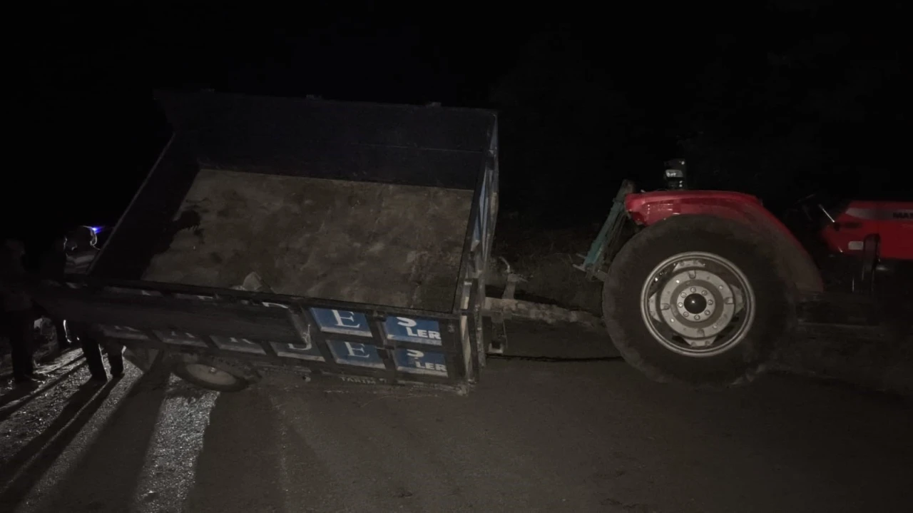Elazığ&rsquo;da trakt&ouml;rle otomobil &ccedil;arpıştı: 3&rsquo;&uuml; ağır 10 yaralı
