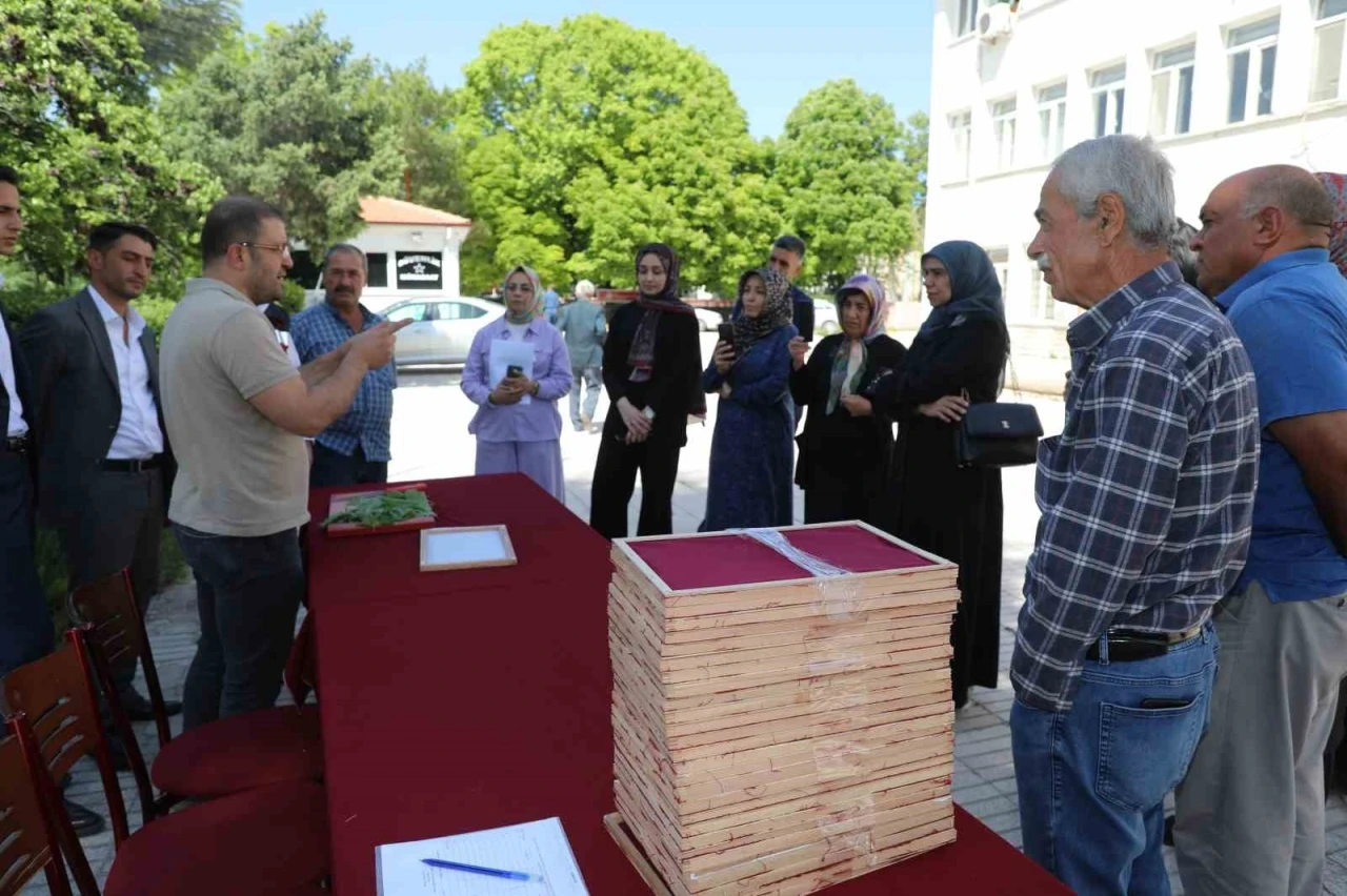 Elazığ’da üreticilere ipek böceği larvası dağıtıldı
