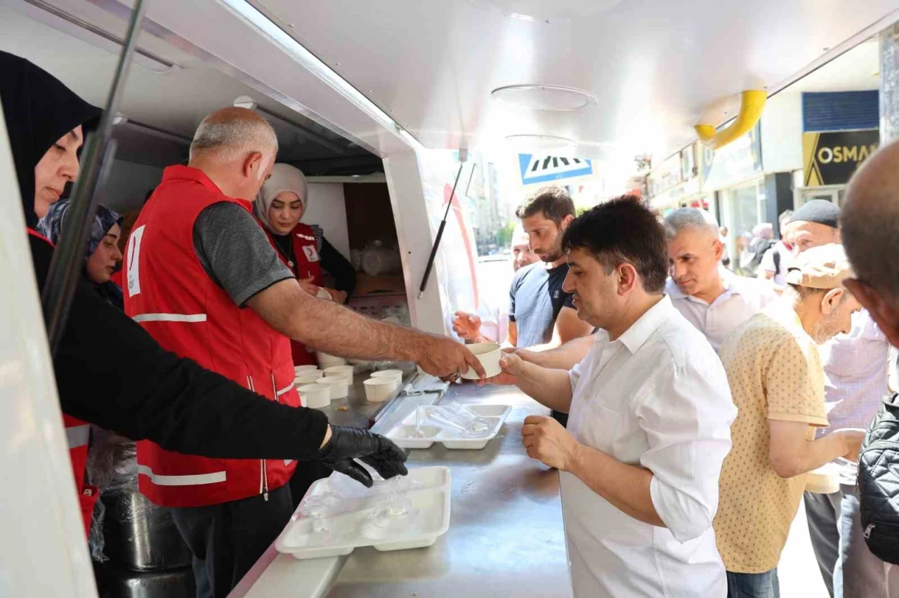 Elazığ&rsquo;da vatandaşlara aşure ikramı
