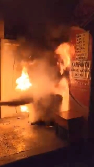 Elazığ&rsquo;da yanan işletmenin yardımına esnaf yetişti
