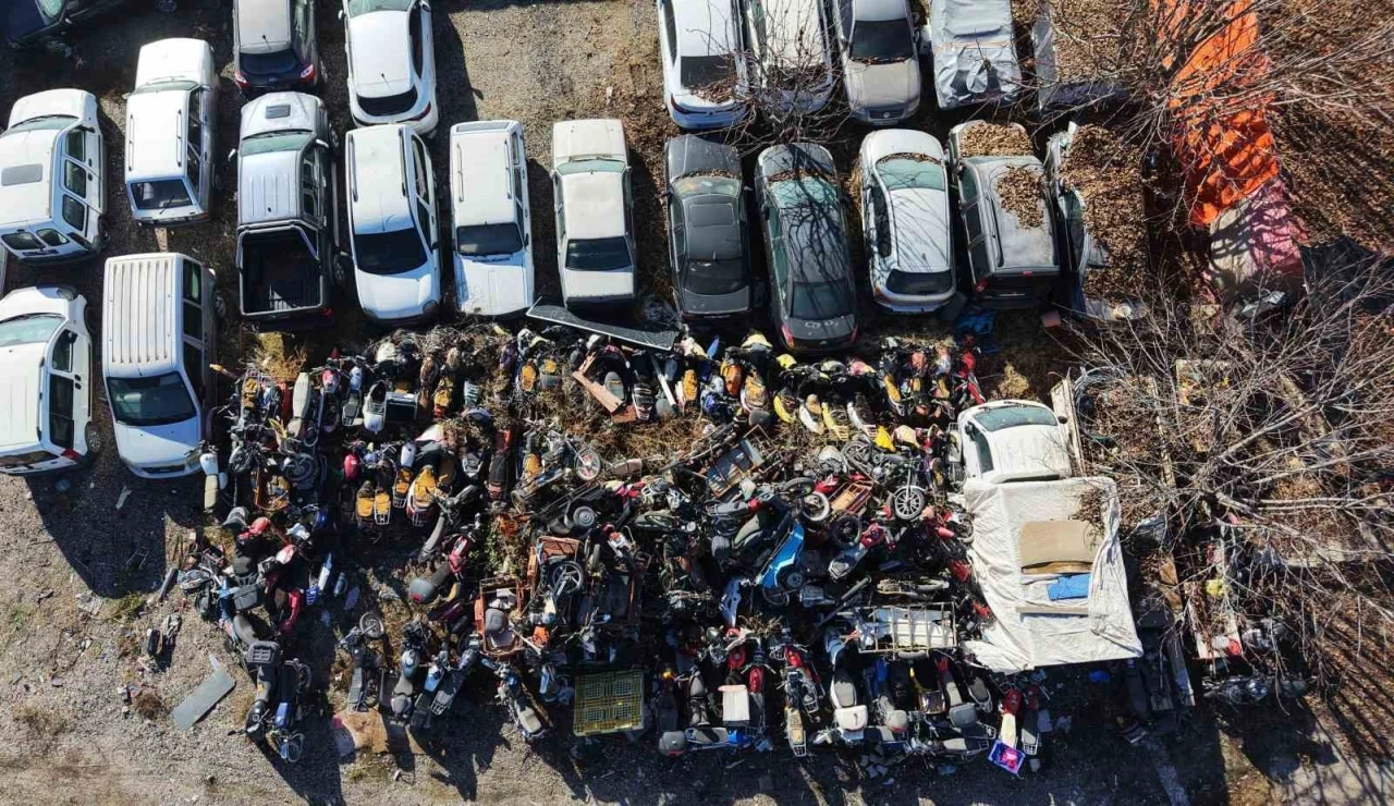 Elazığ&rsquo;da yediemin otoparkında yosun tutan ara&ccedil;lar: 500 milyon TL&rsquo;lik servet &ccedil;&uuml;r&uuml;yor
