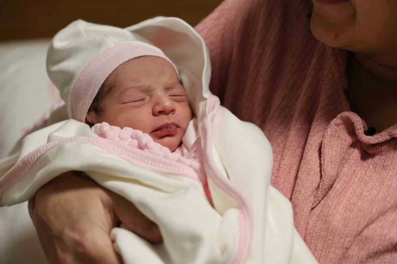 Elazığ&rsquo;da yeni yılın ilk dakikalarında 4 bebek d&uuml;nyaya geldi
