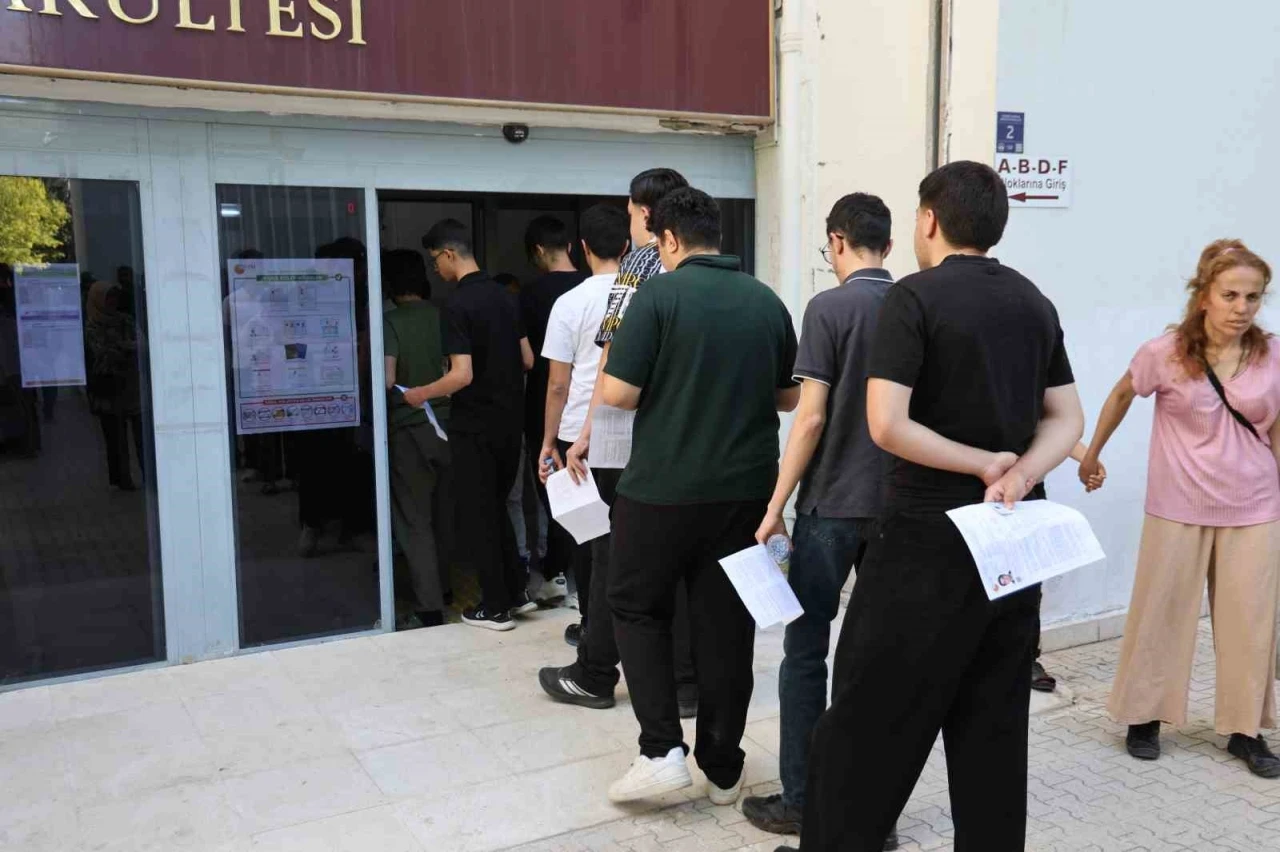 Elazığ&rsquo;da YKS heyecanı s&uuml;r&uuml;yor
