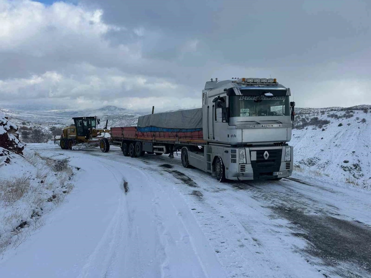 Elazığ&rsquo;da yolda kalan ara&ccedil;lar kurtarıldı
