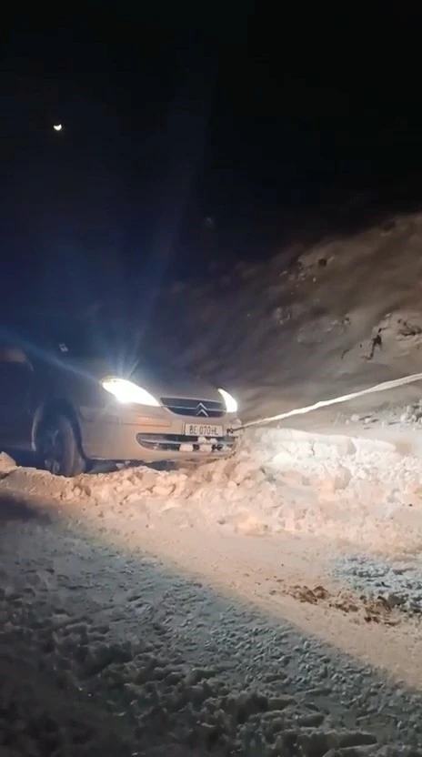 Elazığ&rsquo;da yolda mahsur kalan ara&ccedil; kurtarıldı
