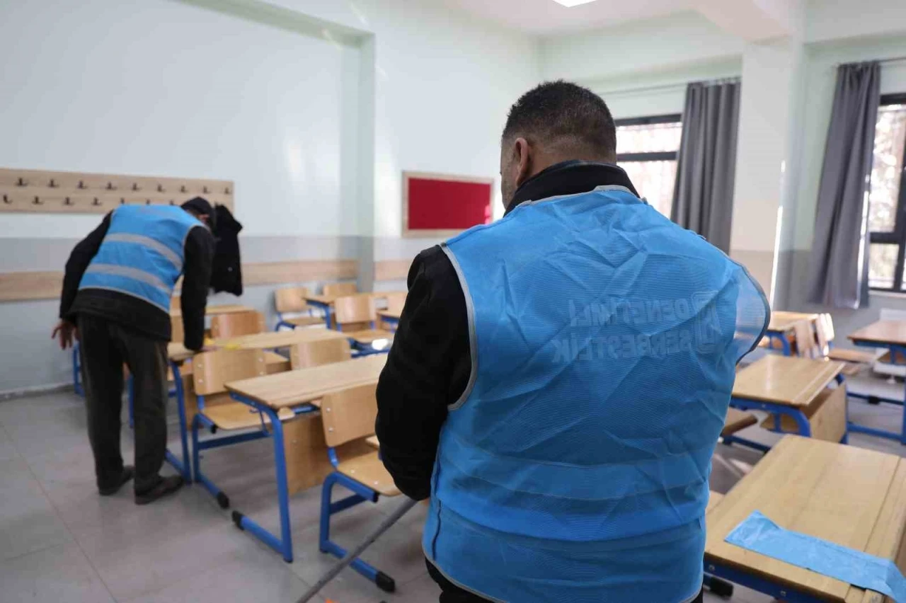 Elazığ’da yükümlüler okulu temizledi