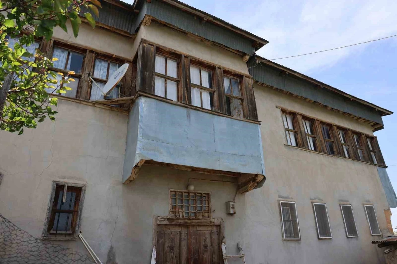 Elazığ’daki ’Kırk kapılı konak’ tarihe ışık tutmaya devam ediyor

