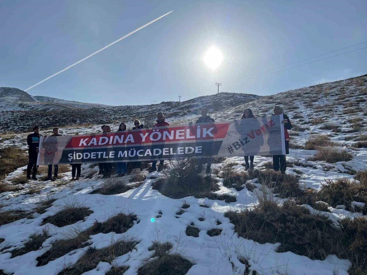 Elazığ’ın 2 bin 347 metrelik Hazarbaba zirvesinden şiddete karşı uyarı mesajı
