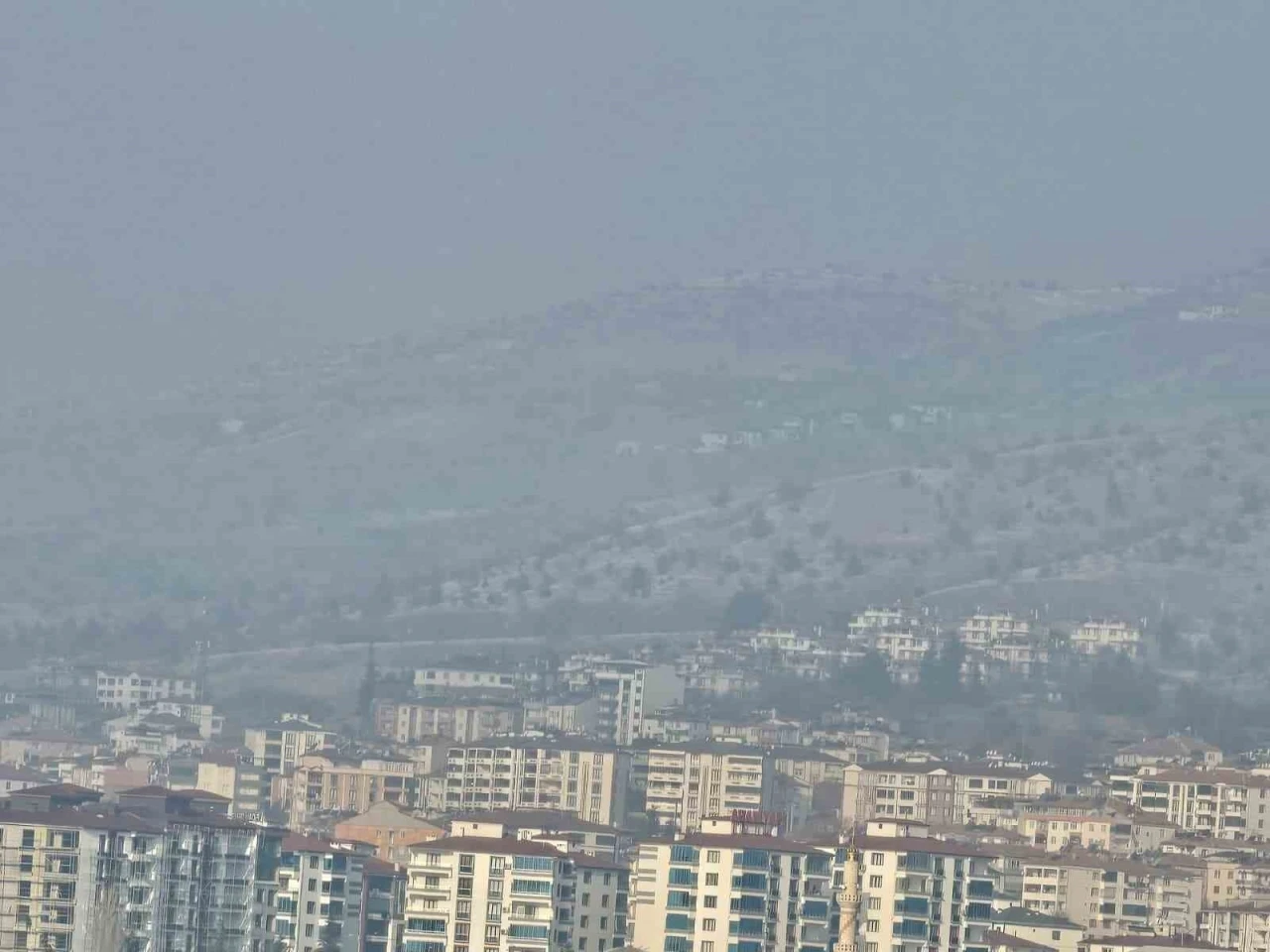 Elazığ&rsquo;ın y&uuml;ksek kesimlerinde sis etkili oluyor
