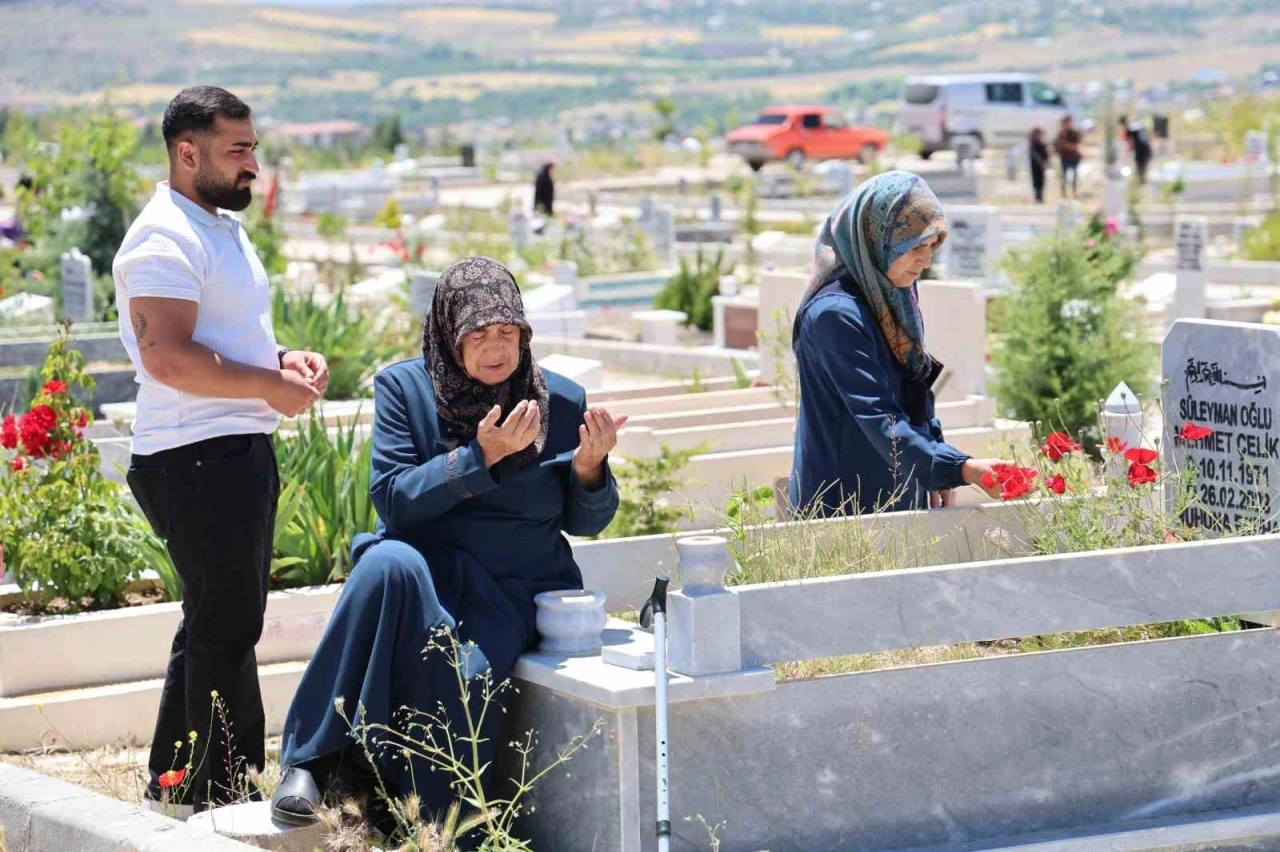 Elazığ mezarlıklarında yoğunluk
