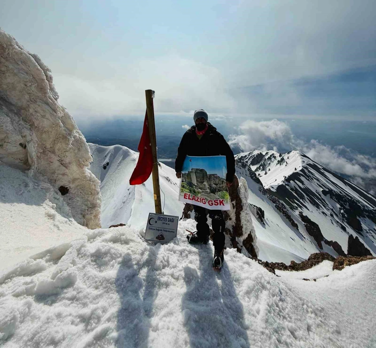 Elazığlı sporcu Erciyes Dağı’na tırmandı
