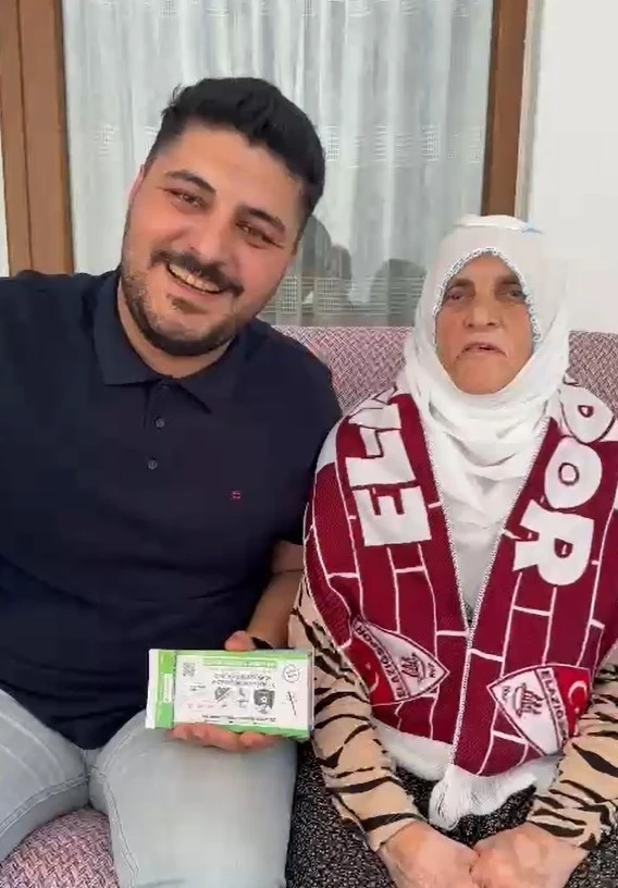 Elazığspor taraftarı Muhsine nine, taraftarlara 350 bilet dağıtacak
