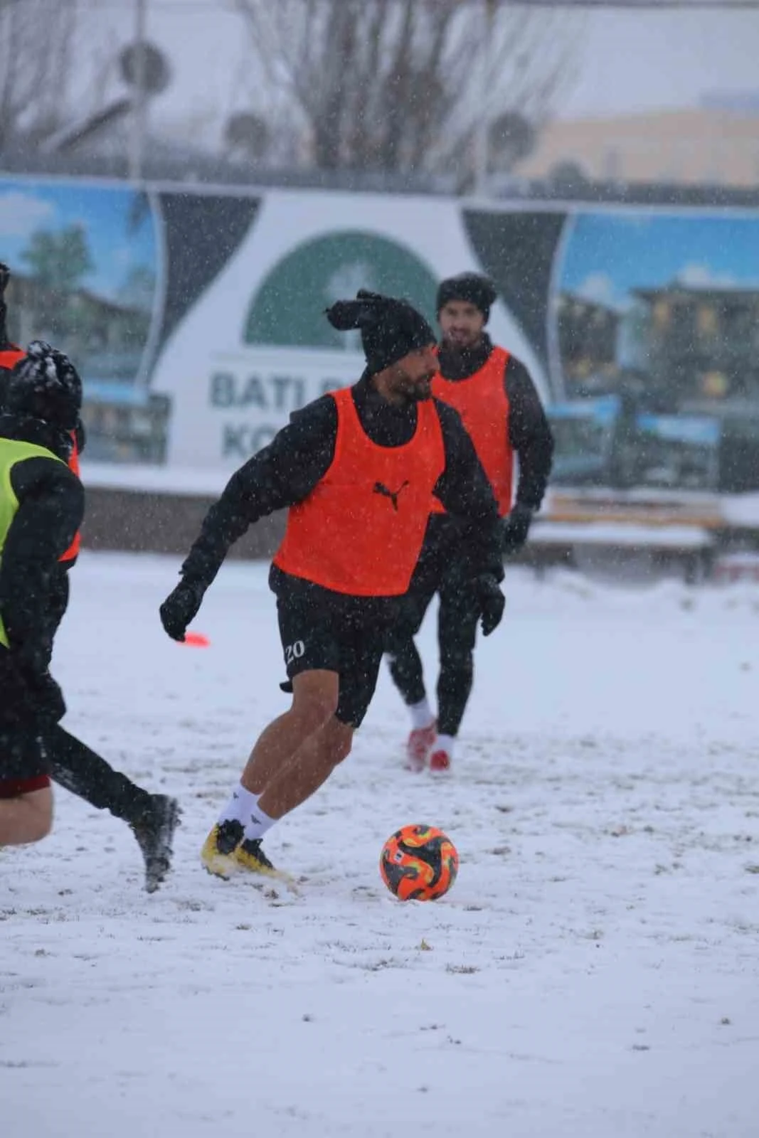Elazığspor yoğun kar yağışı altında &ccedil;alıştı
