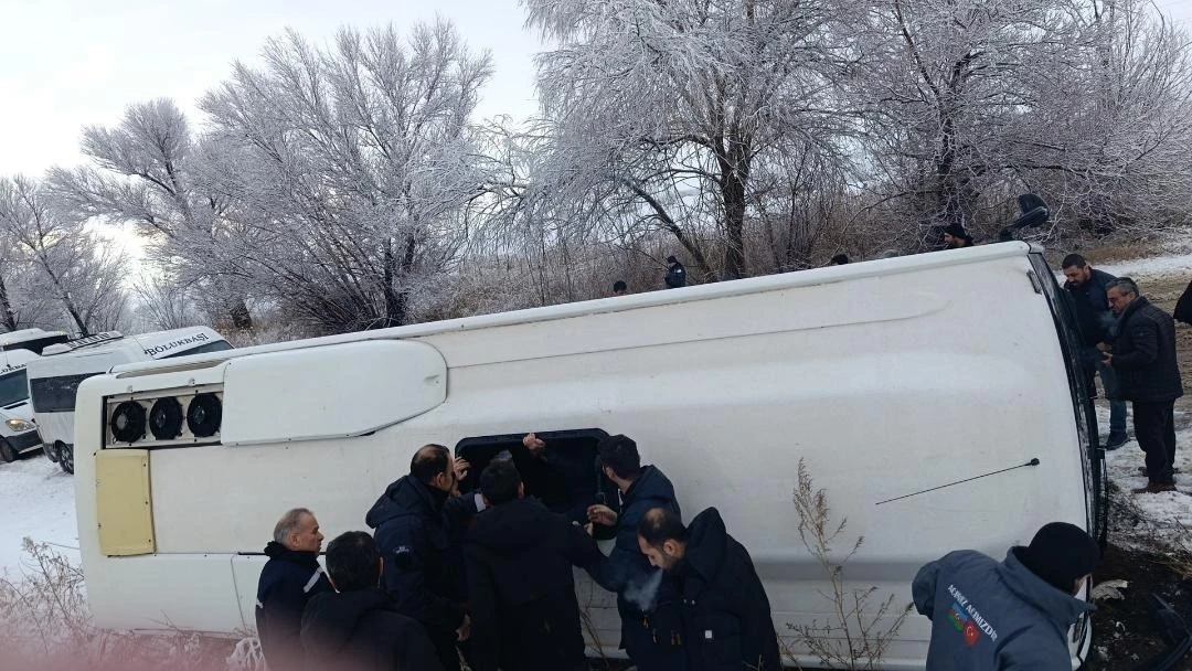 Elbistan-&Ccedil;oğulhan karayolunda iş&ccedil;i servisi devrildi
