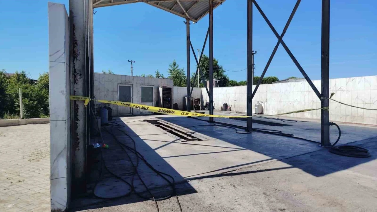 Elektik akımına kapılarak &ouml;len baba ve oğlu g&ouml;zyaşları arasında toprağa verildi
