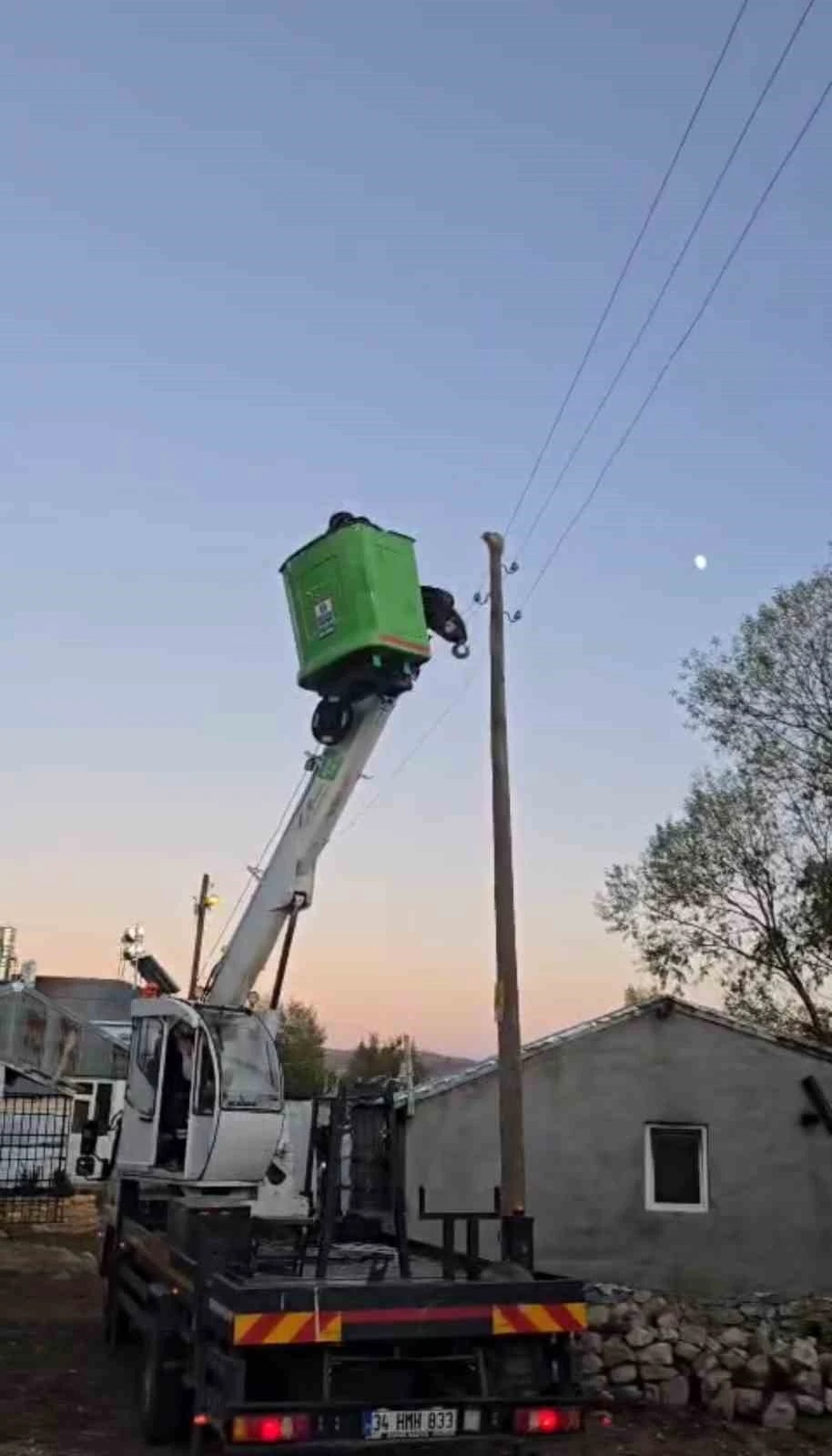 Elektrik direğinde mahsur kalan kediyi ekipler kurtardı
