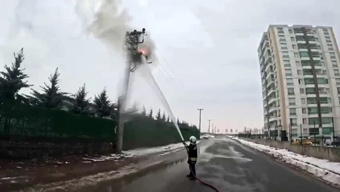 Elektrik direğindeki yangına m&uuml;dahale, itfaiye erinin g&ouml;z&uuml;nden kayda alındı
