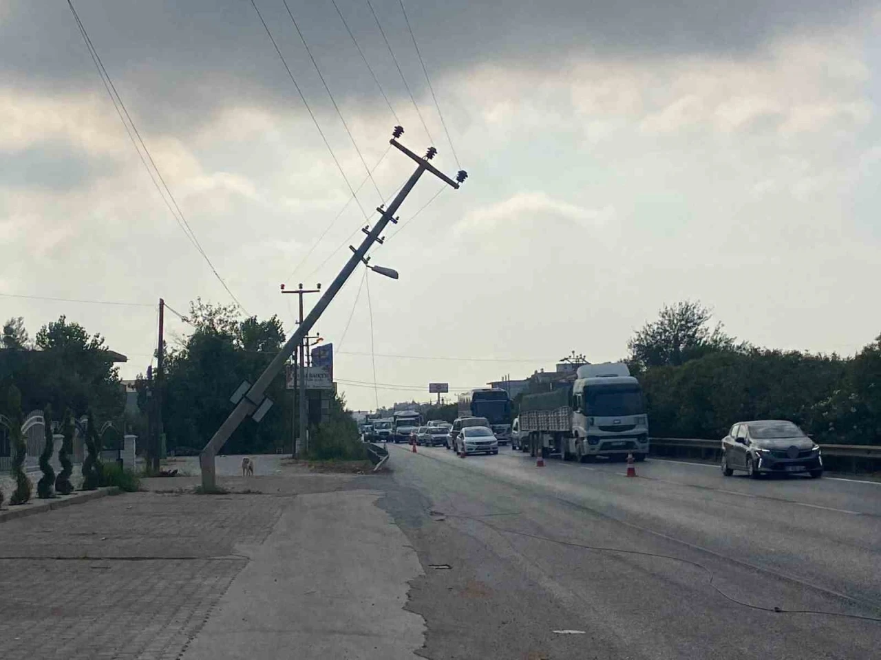 Elektrik direğine çarpan tır, trafiği tehlikeye soktu
