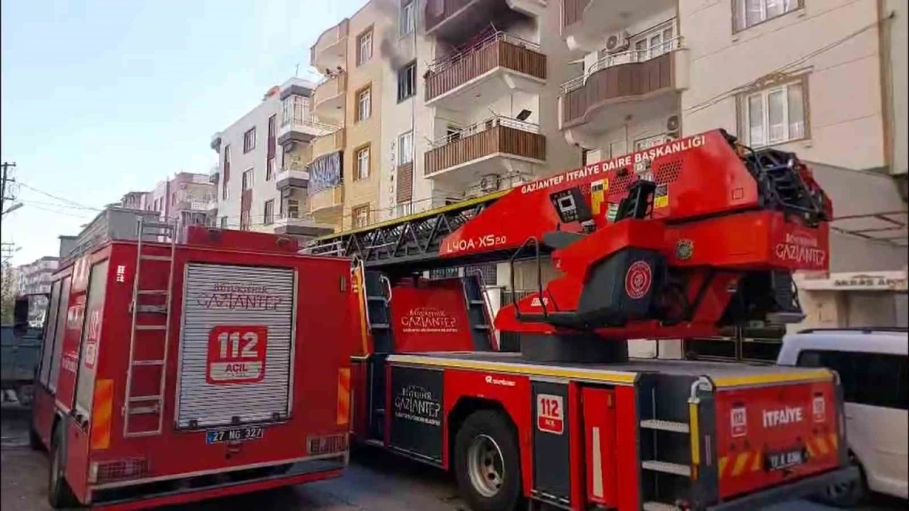 Elektrik kontağı yangına neden oldu: 4 kişi dumandan etkilendi
